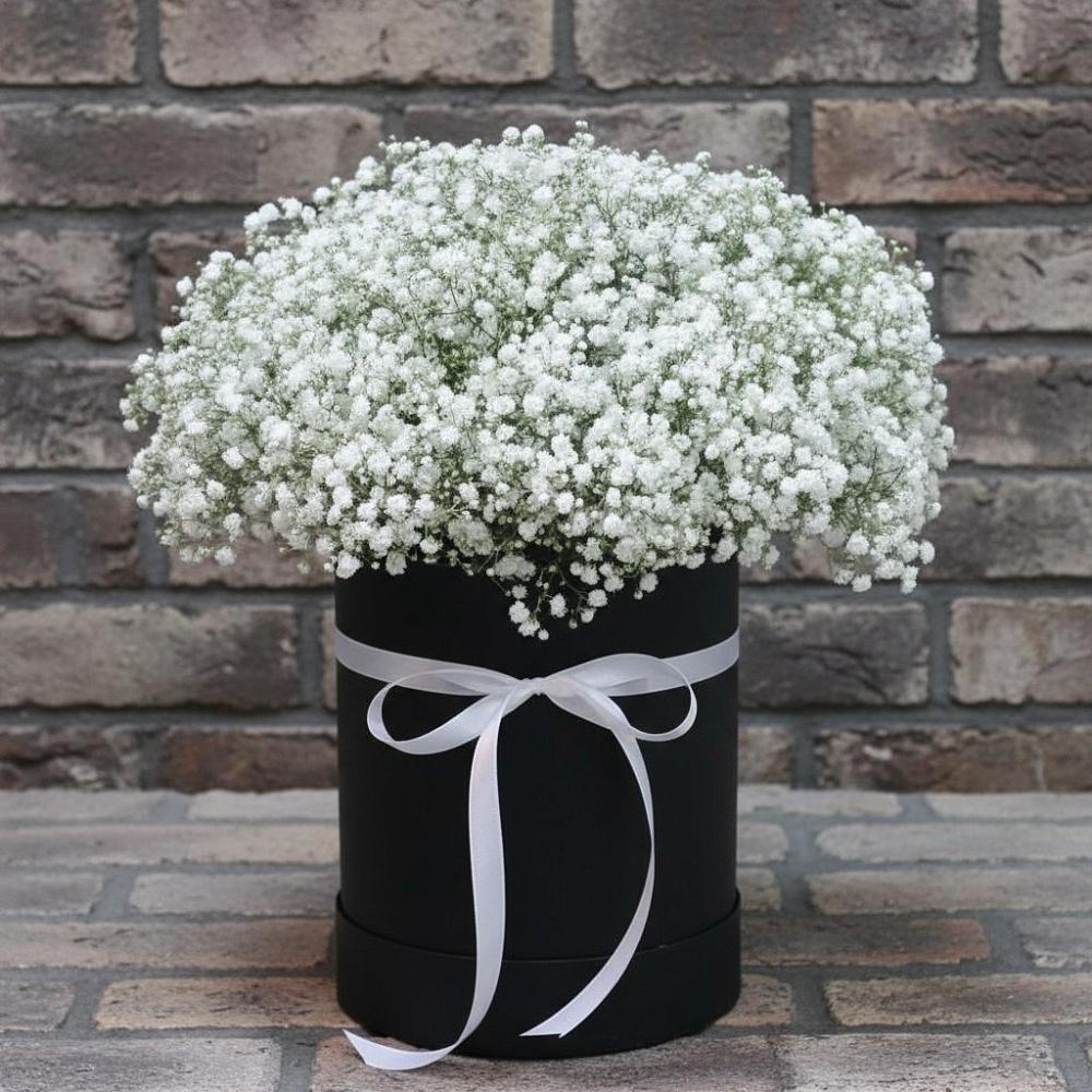 Цветочная композиция из Гипсофила в шляпной коробке в Казьминском