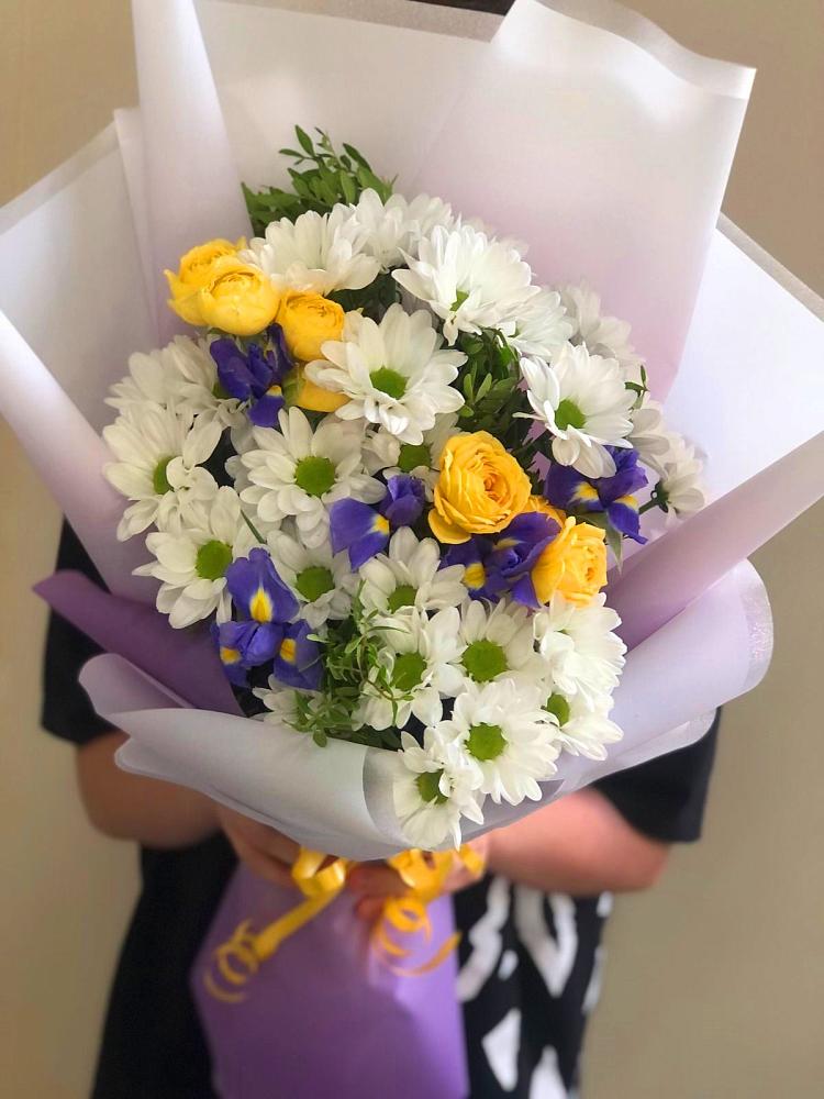 Букет цветов из: Ирисы, Хризантемы и Розы в Казьминском