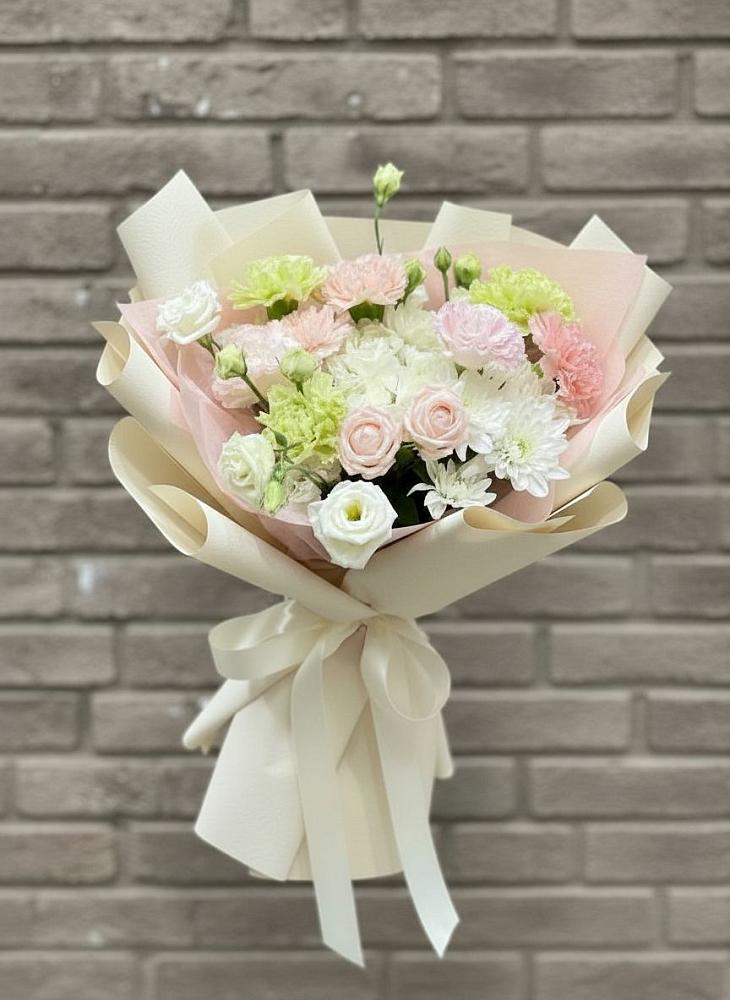 Букет цветов из: Гвоздики, Розы, Лизиантусы и Хризантемы в Казьминском