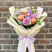 Букет цветов из:  Лизиантусы и Розы в Казьминском