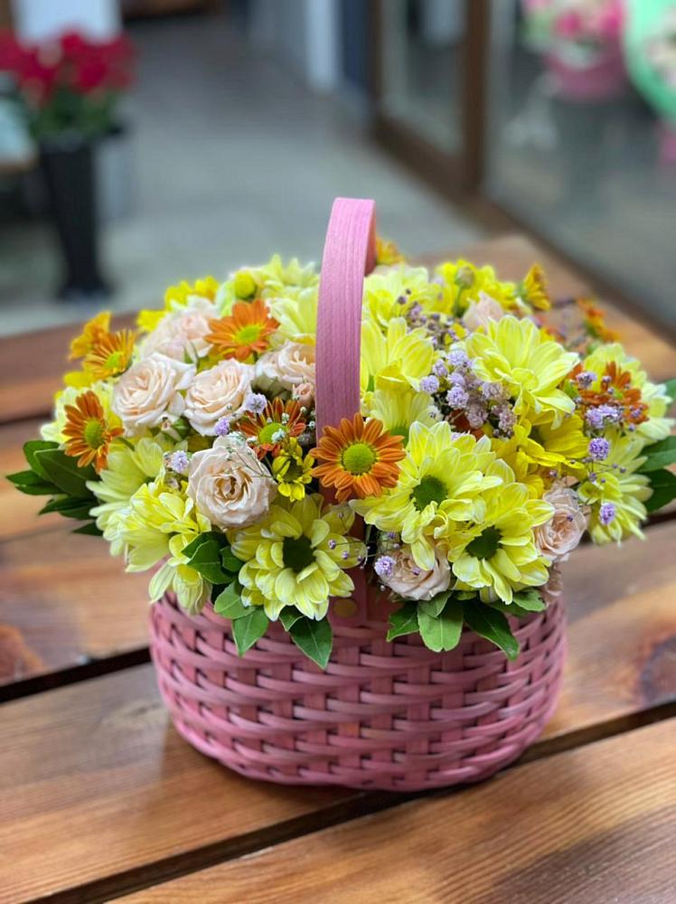 Цветочная композиция из Хризантемы и Розы в корзине в Казьминском