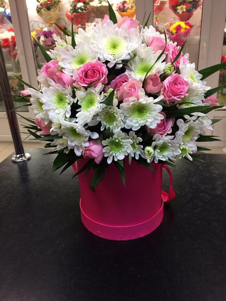 Цветочная композиция из Розы и Хризантемы в шляпной коробке в Казьминском