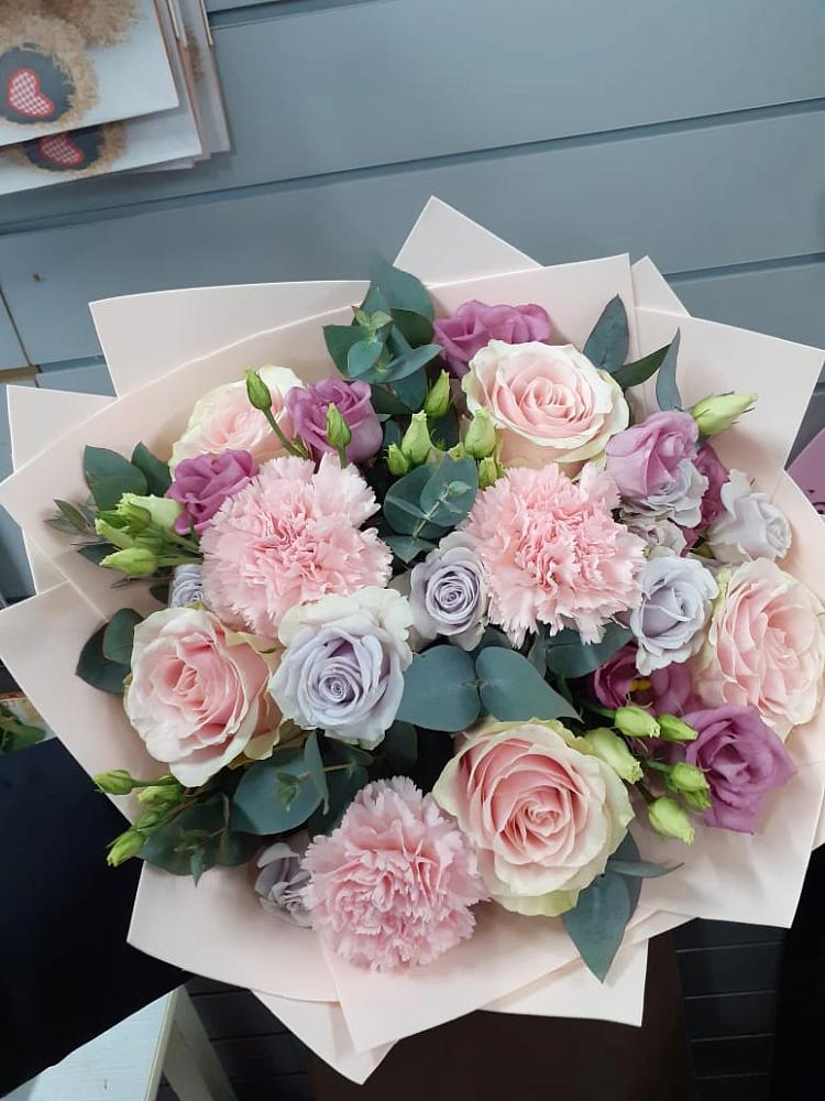 Букет цветов из: Розы, Гвоздики и Лизиантусы в Казьминском