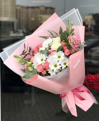 Букет цветов из: Розы, Лизиантусы и Хризантемы в Казьминском
